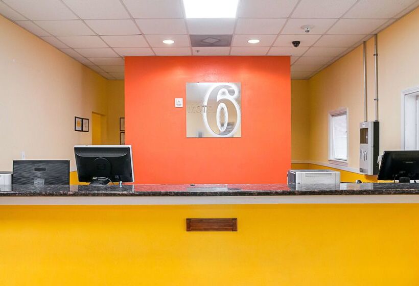 Motel 6new Orleans, La Near Downtown