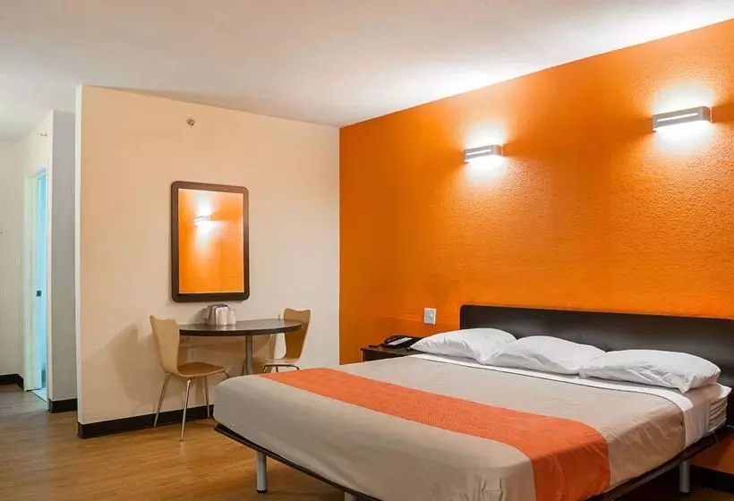 Motel 6new Orleans, La  Near Downtown