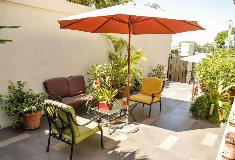 تختخواب و صبحانه Allamanda