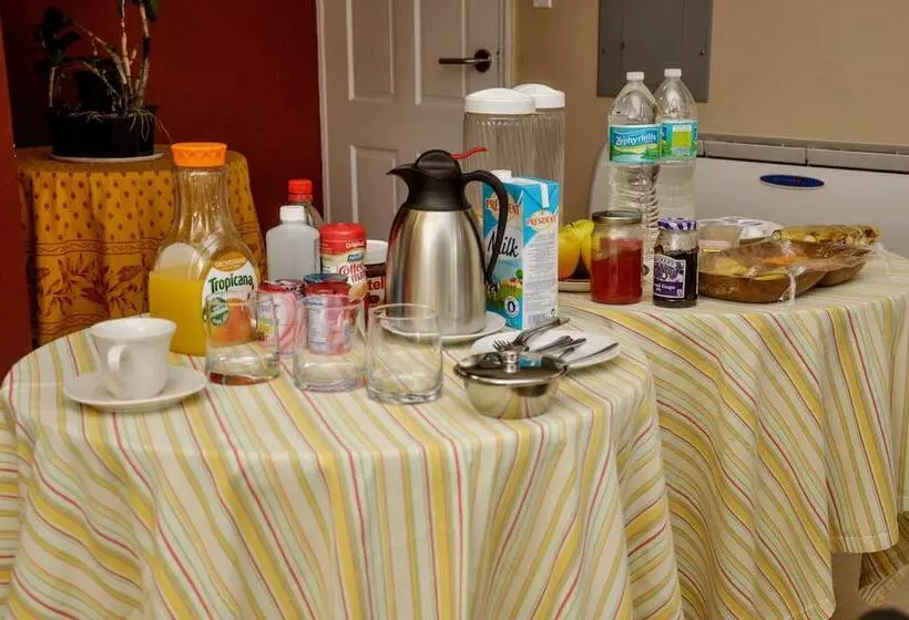 تختخواب و صبحانه Allamanda