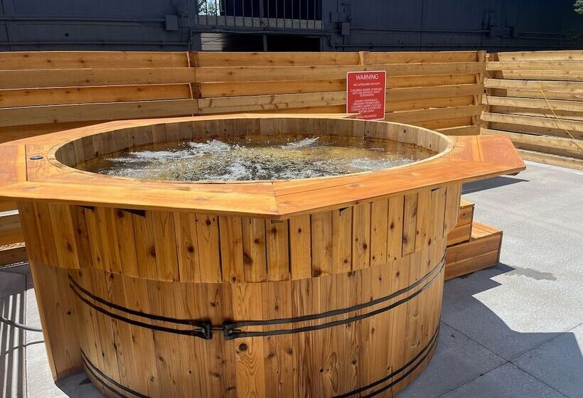 Отель Loge Wolf Creek