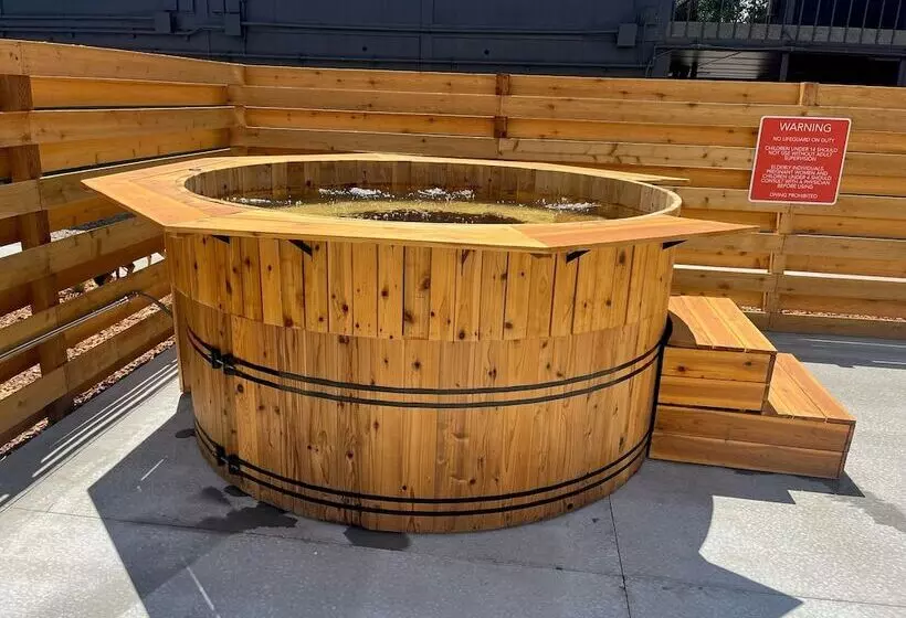 Отель Loge Wolf Creek