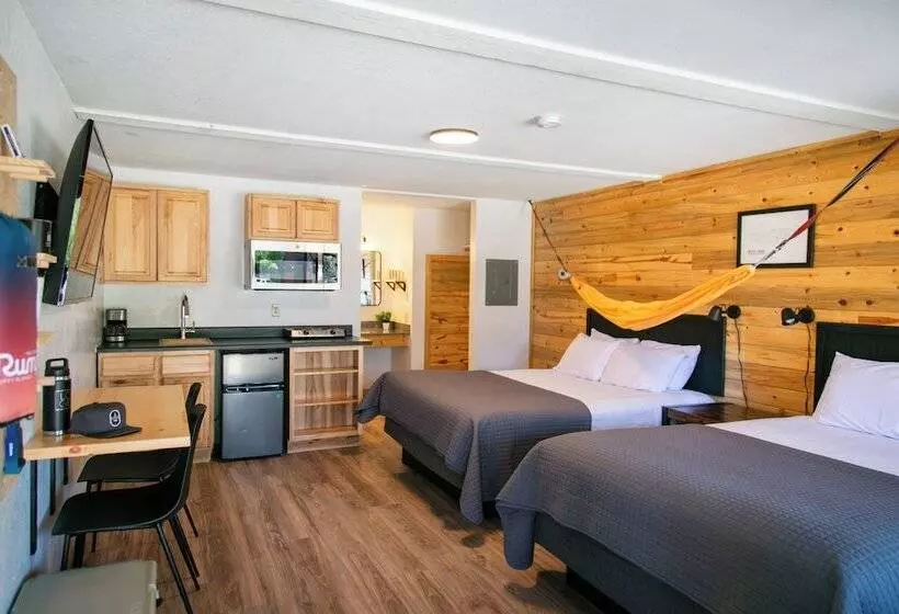 Отель Loge Wolf Creek