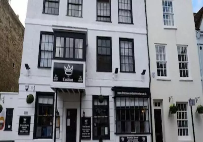 Majatalo The Crown And Cushion