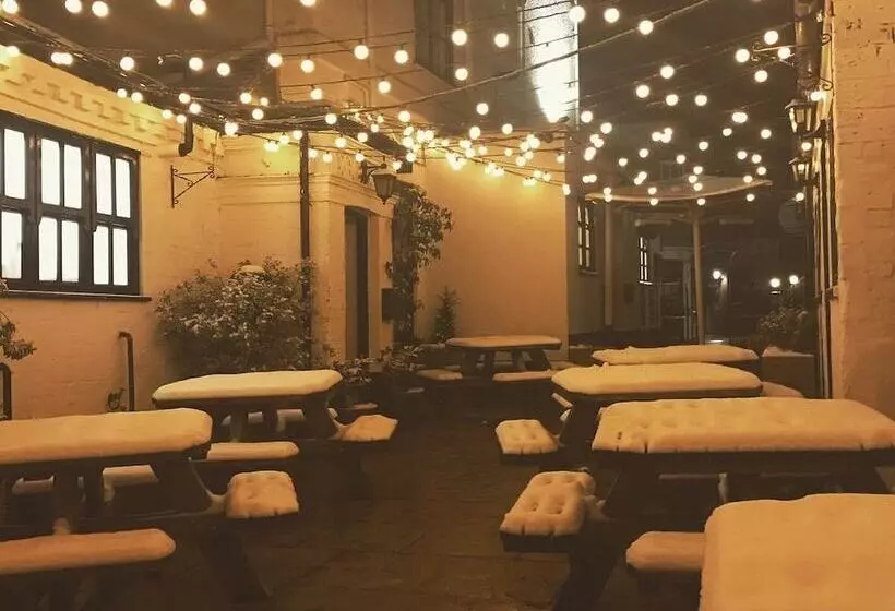 Majatalo The Crown And Cushion