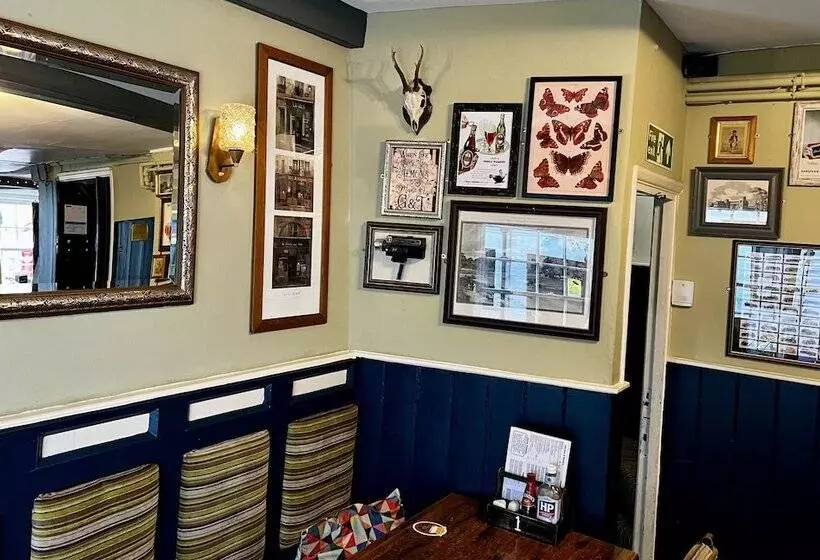 Majatalo The Crown And Cushion