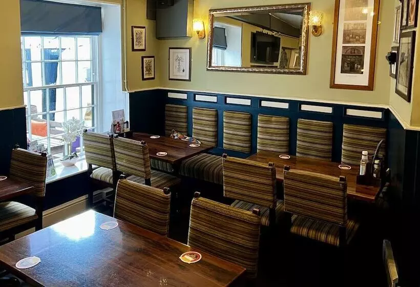 Majatalo The Crown And Cushion