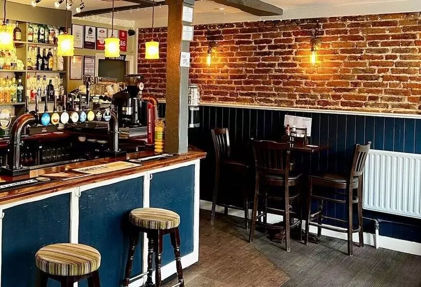 Majatalo The Crown And Cushion