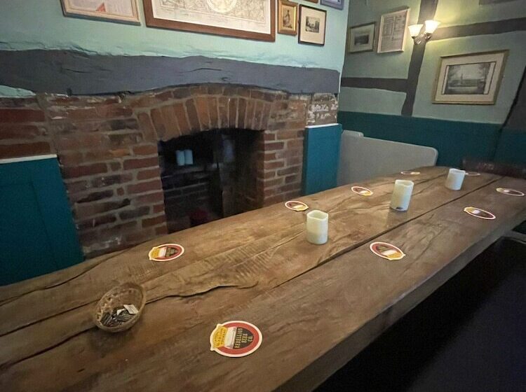 膳宿费 The Crown And Cushion