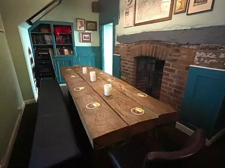 Majatalo The Crown And Cushion