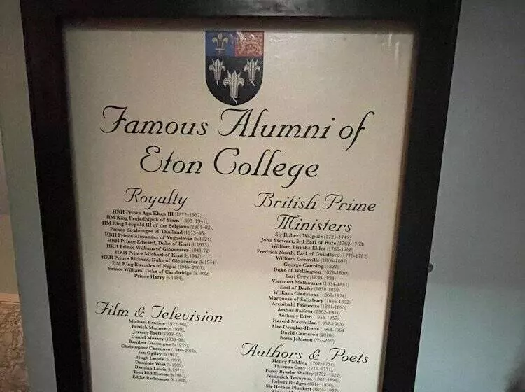 Majatalo The Crown And Cushion