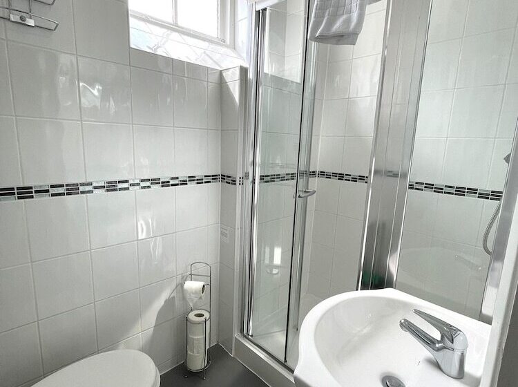 膳宿费 The Crown And Cushion