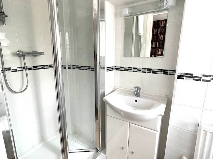 膳宿费 The Crown And Cushion