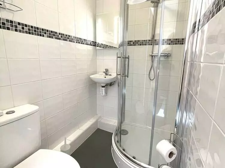 Majatalo The Crown And Cushion