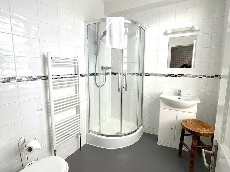 Majatalo The Crown And Cushion