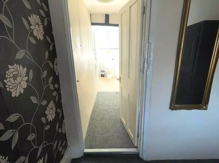 Majatalo The Crown And Cushion