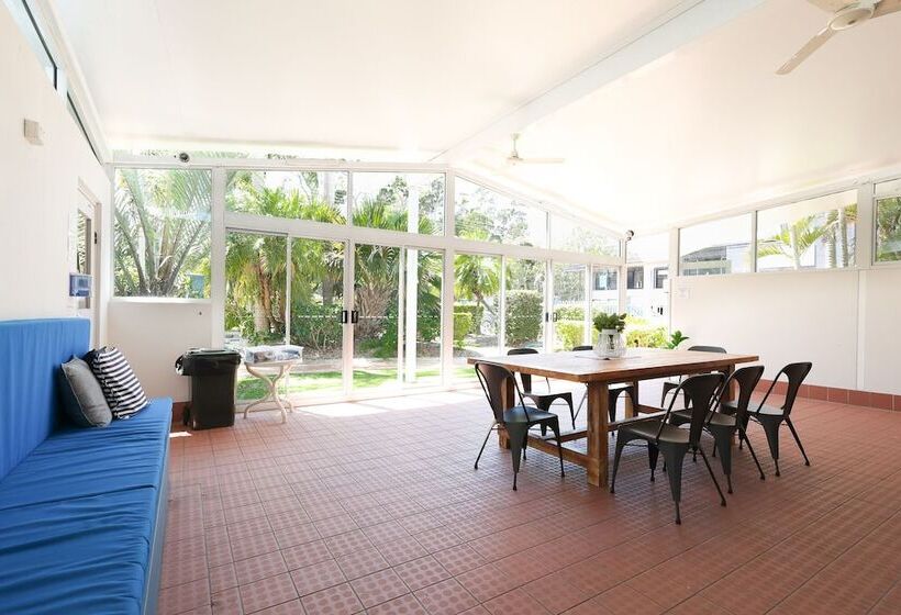 White Crest Apartments