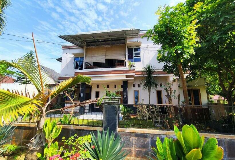 בית מלון כפרי Oyo 90633 Graha Dirham Homestay