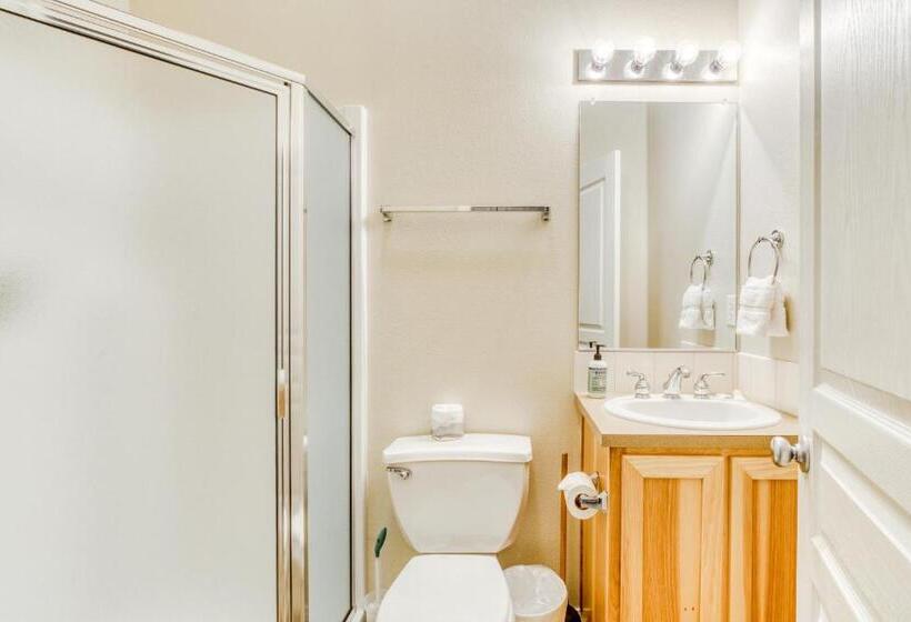 Отель The Chefs Chalet At Collins Lake