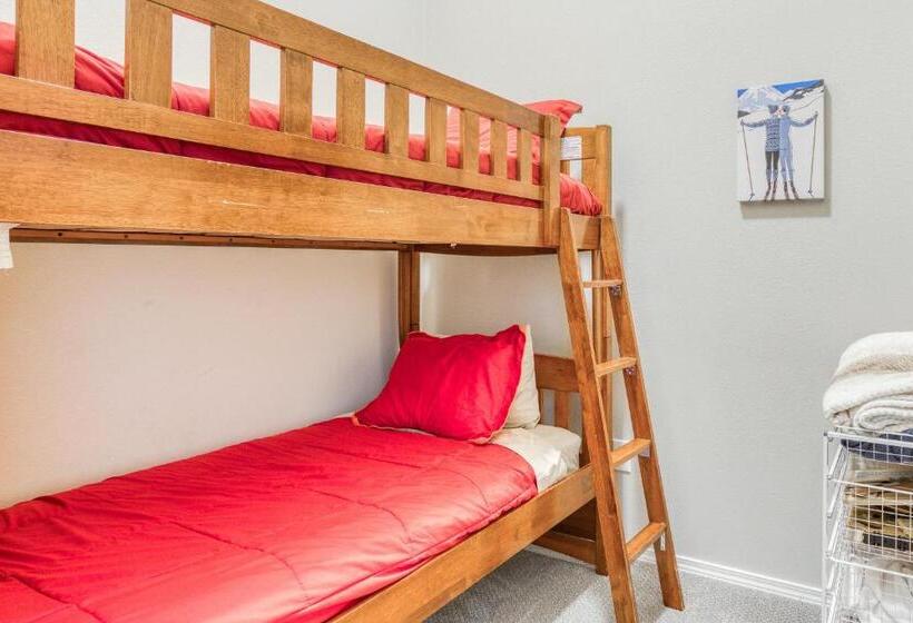 Отель The Chefs Chalet At Collins Lake