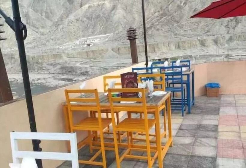 هتل Indus Lodges Gilgit