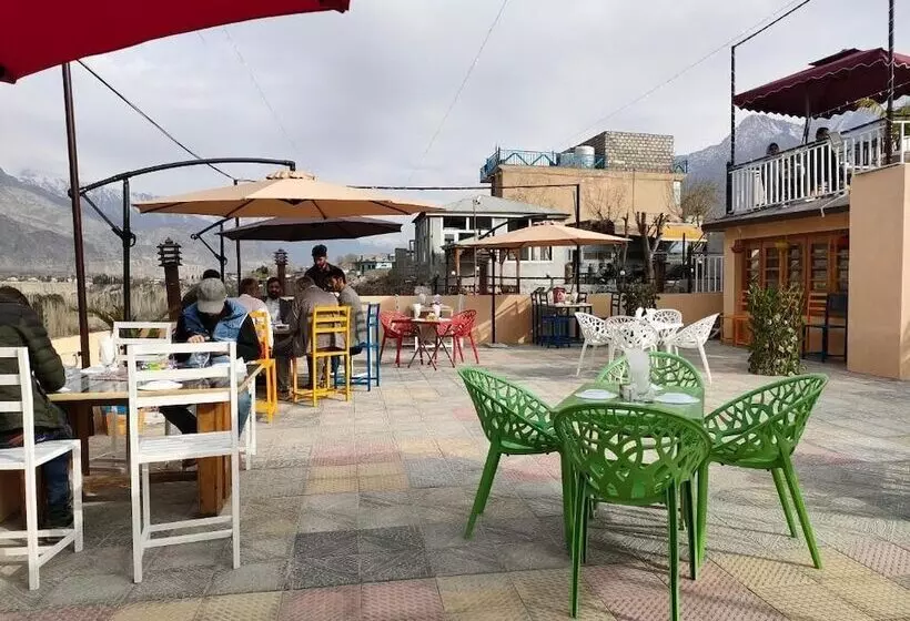 هتل Indus Lodges Gilgit