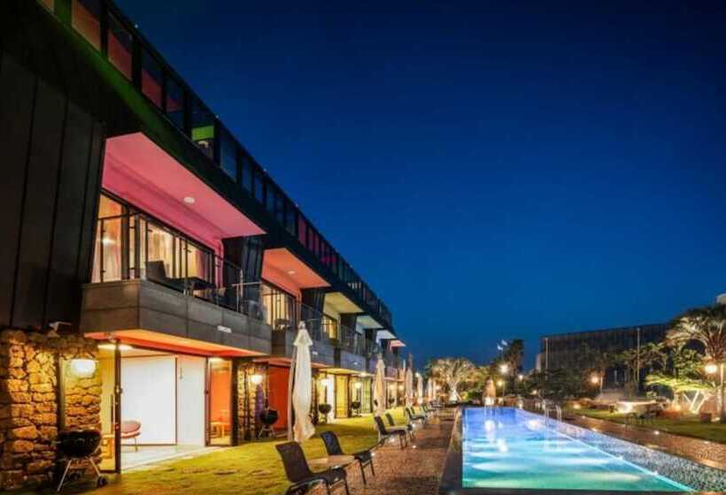 בית מלון כפרי Seogwipo Black Land Lace Spa Pension