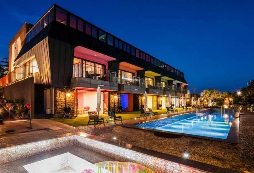 בית מלון כפרי Seogwipo Black Land Lace Spa Pension