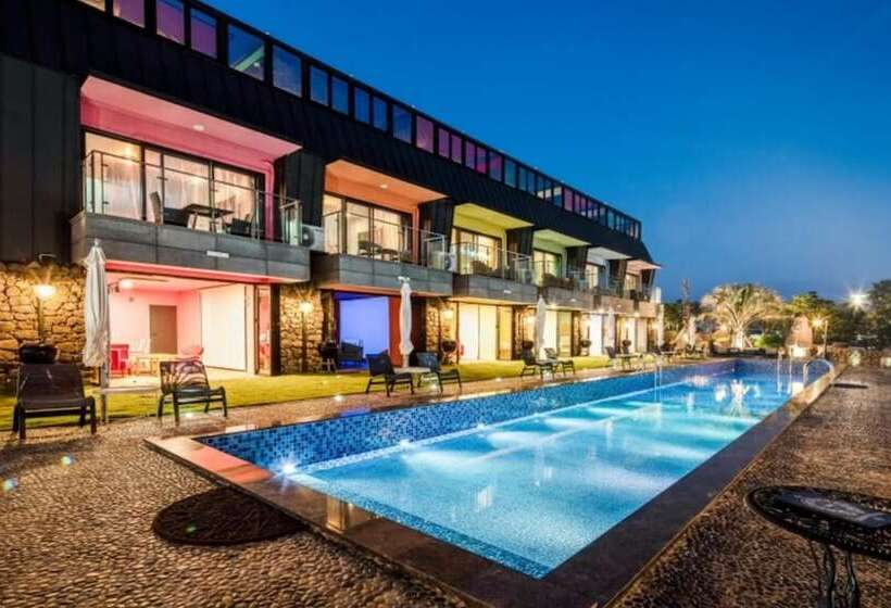 בית מלון כפרי Seogwipo Black Land Lace Spa Pension