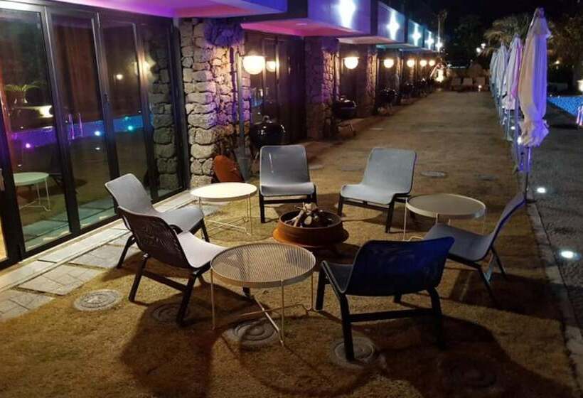 בית מלון כפרי Seogwipo Black Land Lace Spa Pension