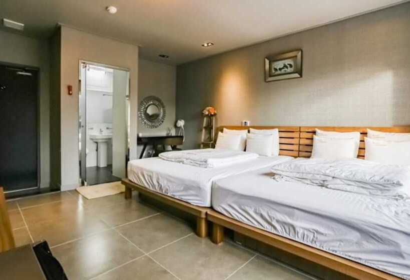 בית מלון כפרי Seogwipo Black Land Lace Spa Pension