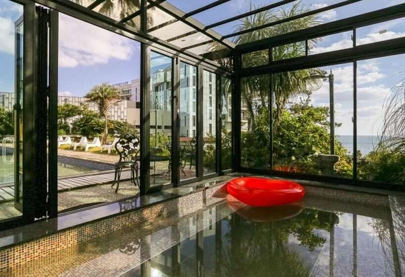 בית מלון כפרי Seogwipo Black Land Lace Spa Pension