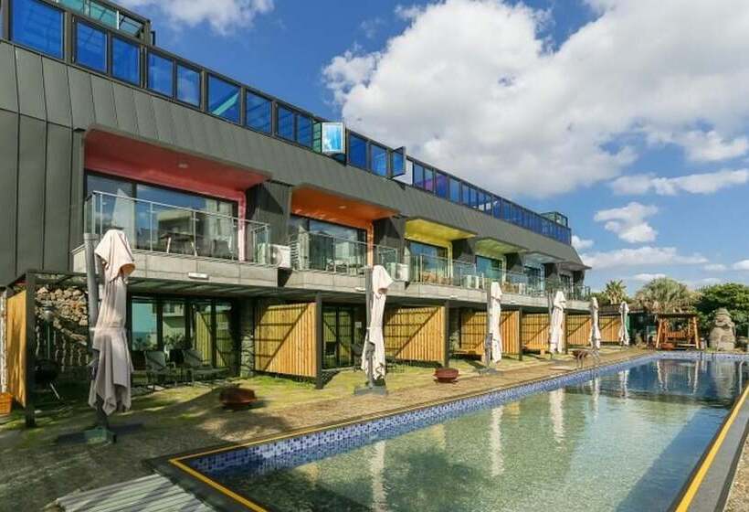 בית מלון כפרי Seogwipo Black Land Lace Spa Pension