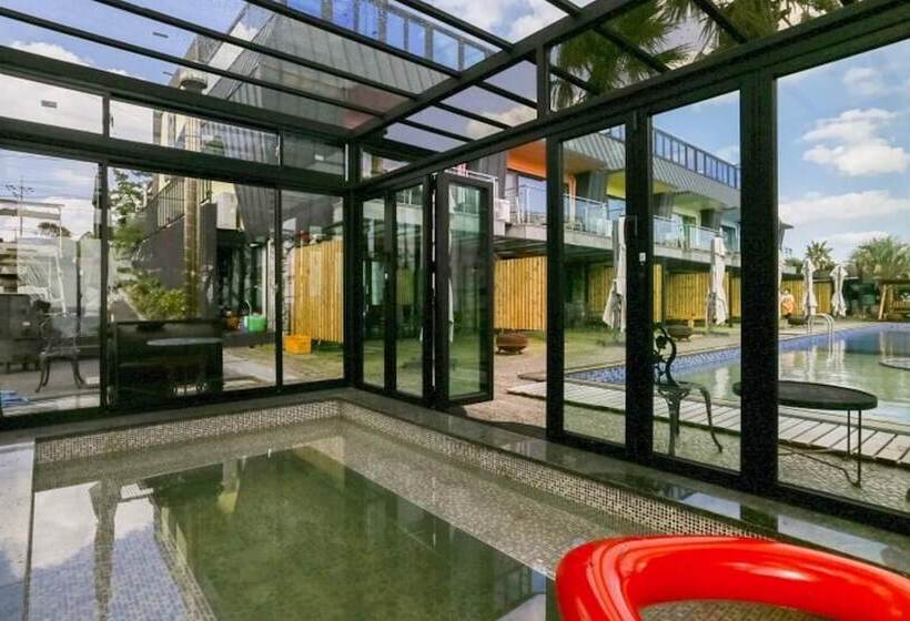 בית מלון כפרי Seogwipo Black Land Lace Spa Pension