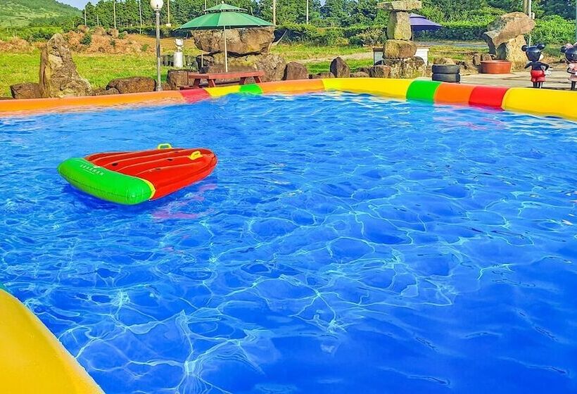 בית מלון כפרי Seogwipo Sangsangnamu Kiz Pension