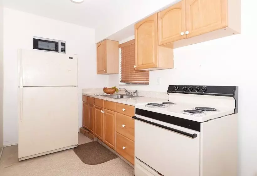 Tropic Isle Hotel And Apartment