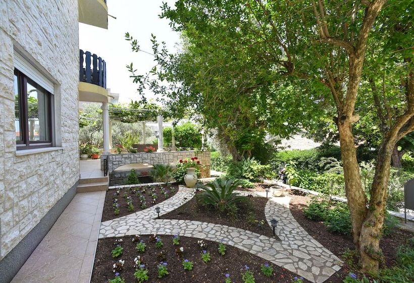 هتل Apartments Calenic