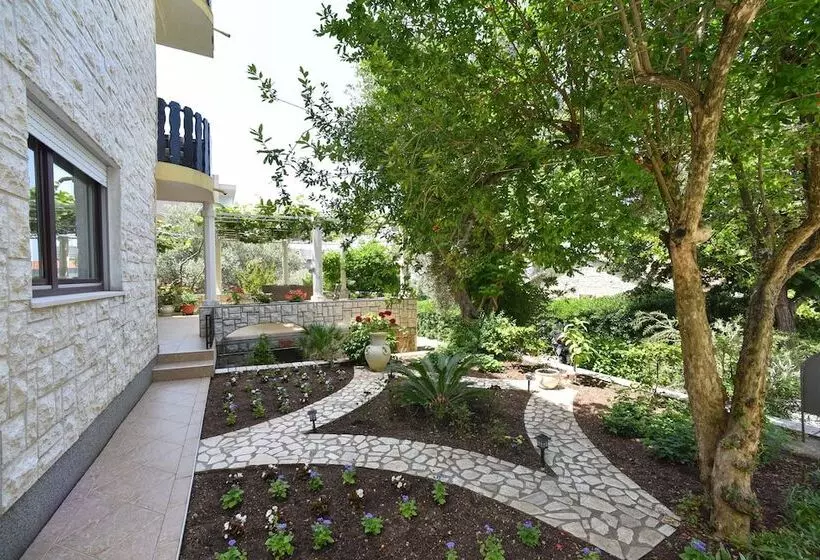 هتل Apartments Calenic