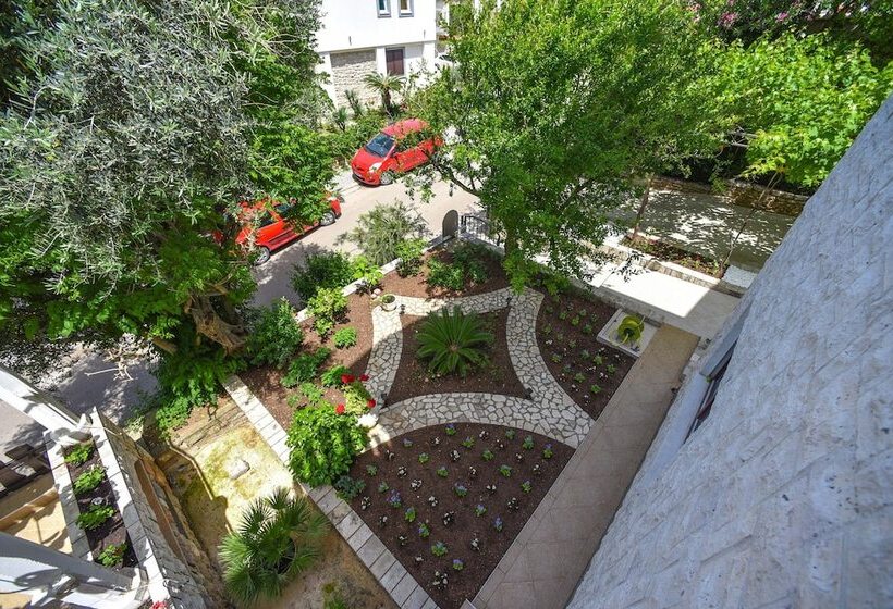 هتل Apartments Calenic