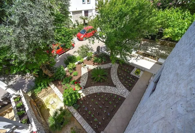 هتل Apartments Calenic