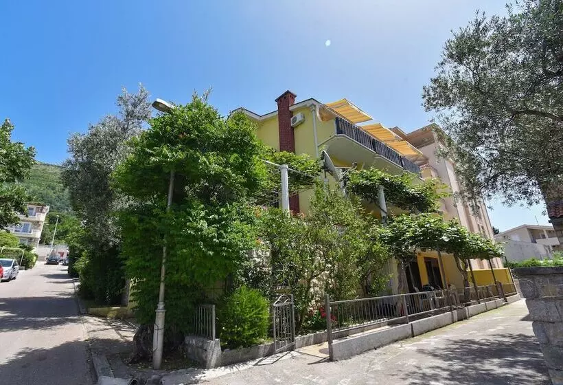 هتل Apartments Calenic