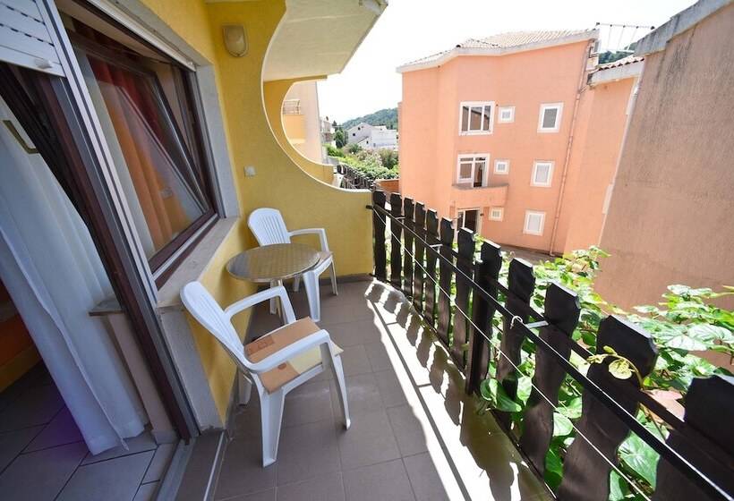 هتل Apartments Calenic