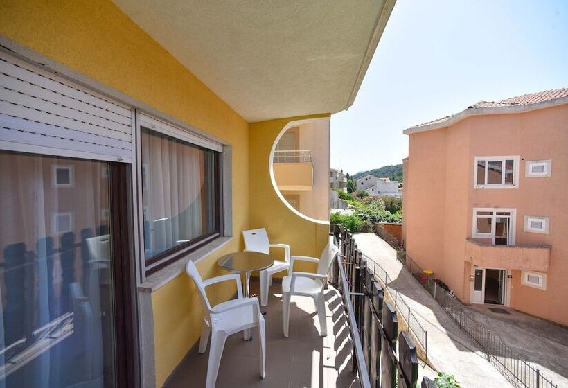 هتل Apartments Calenic