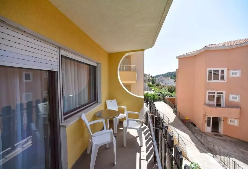 هتل Apartments Calenic