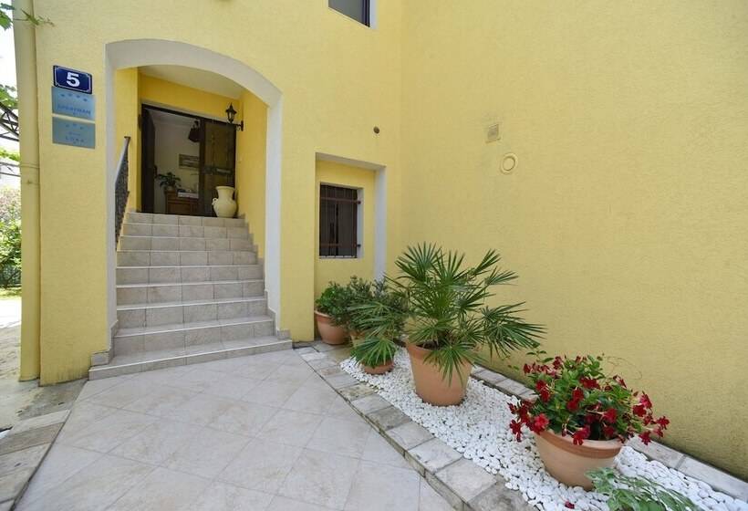 هتل Apartments Calenic