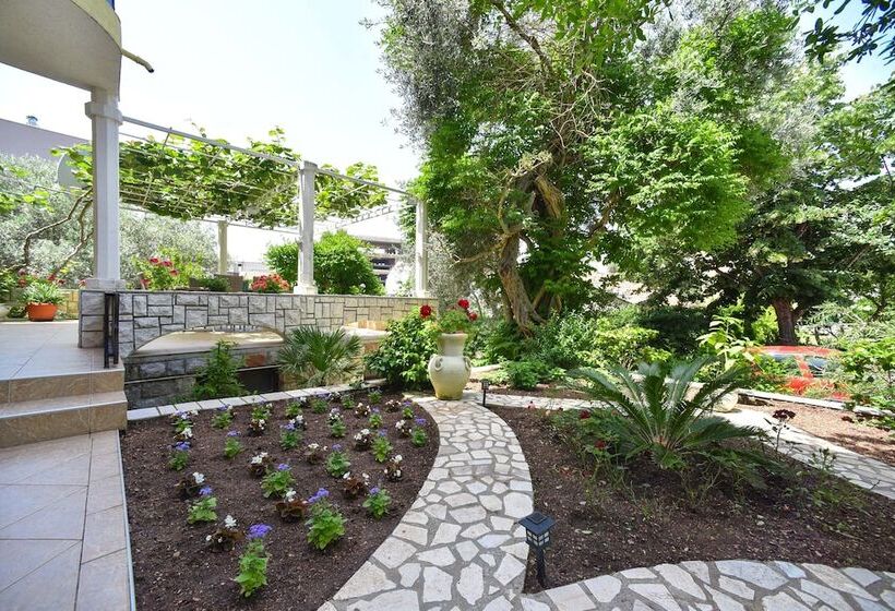 هتل Apartments Calenic