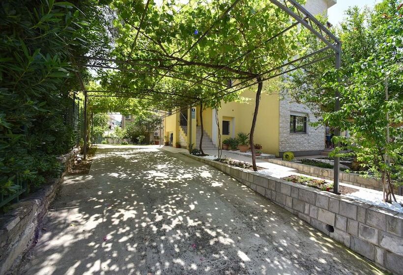 هتل Apartments Calenic