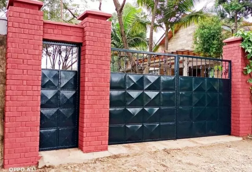 هتل The Meru House