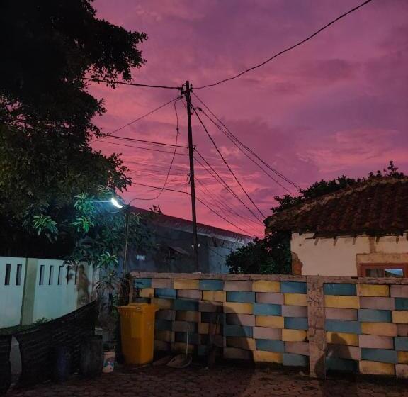 בית מלון כפרי Algira Guest House Gunungbatu Syariah