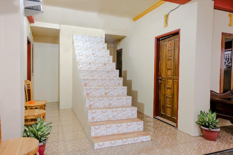 ホテル Reddoorz Syariah At Sulfat Malang